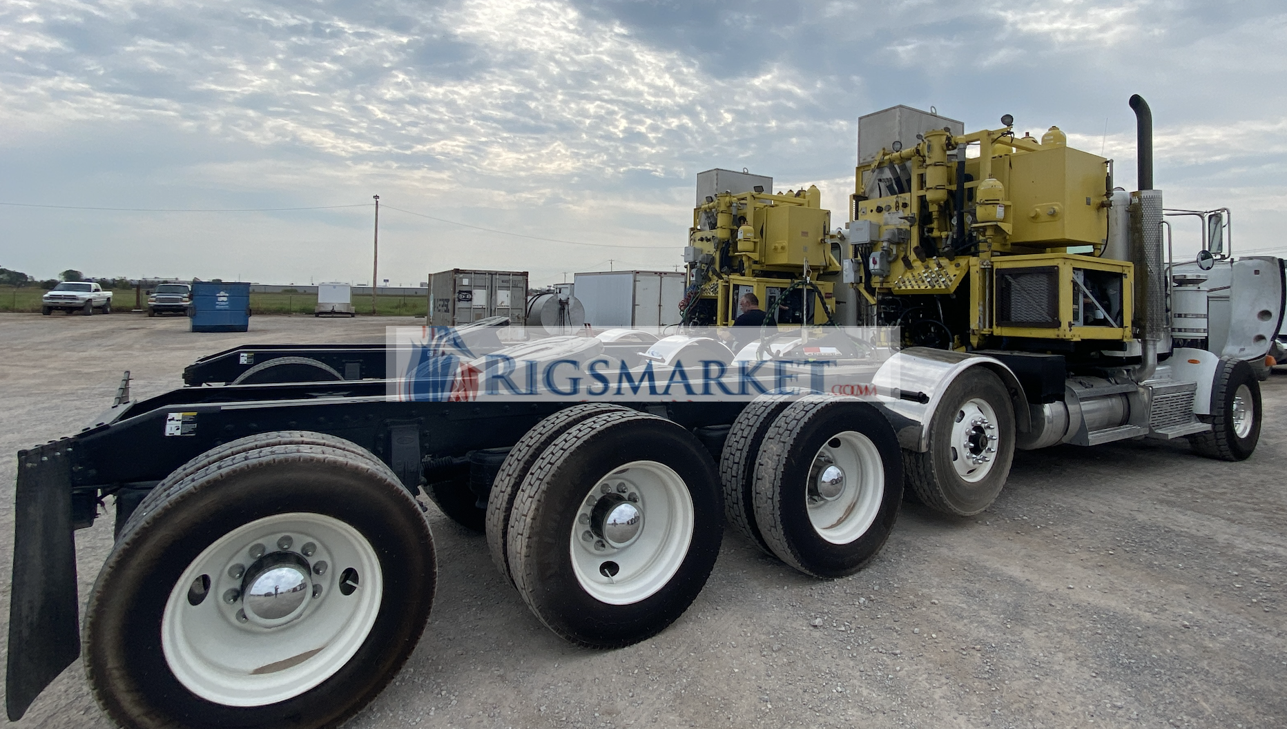 2014 Peterbilt Tridrim 367 W/ Hydro Rig Wet Kit, ISX Cummins, 500 HP, W/ Jakes, 18 Spd, Air Brakes, A/C, Cruise, Heated Mirrors, Air Ride Susp, 22.5 alum Wheels Front & 22.5 Steel Wheels Rear, 80% Rubber, 296" WB, Triple Locking Rears, 86 K GVW, White in Color, Odom reads 28581 & 11242 Hours