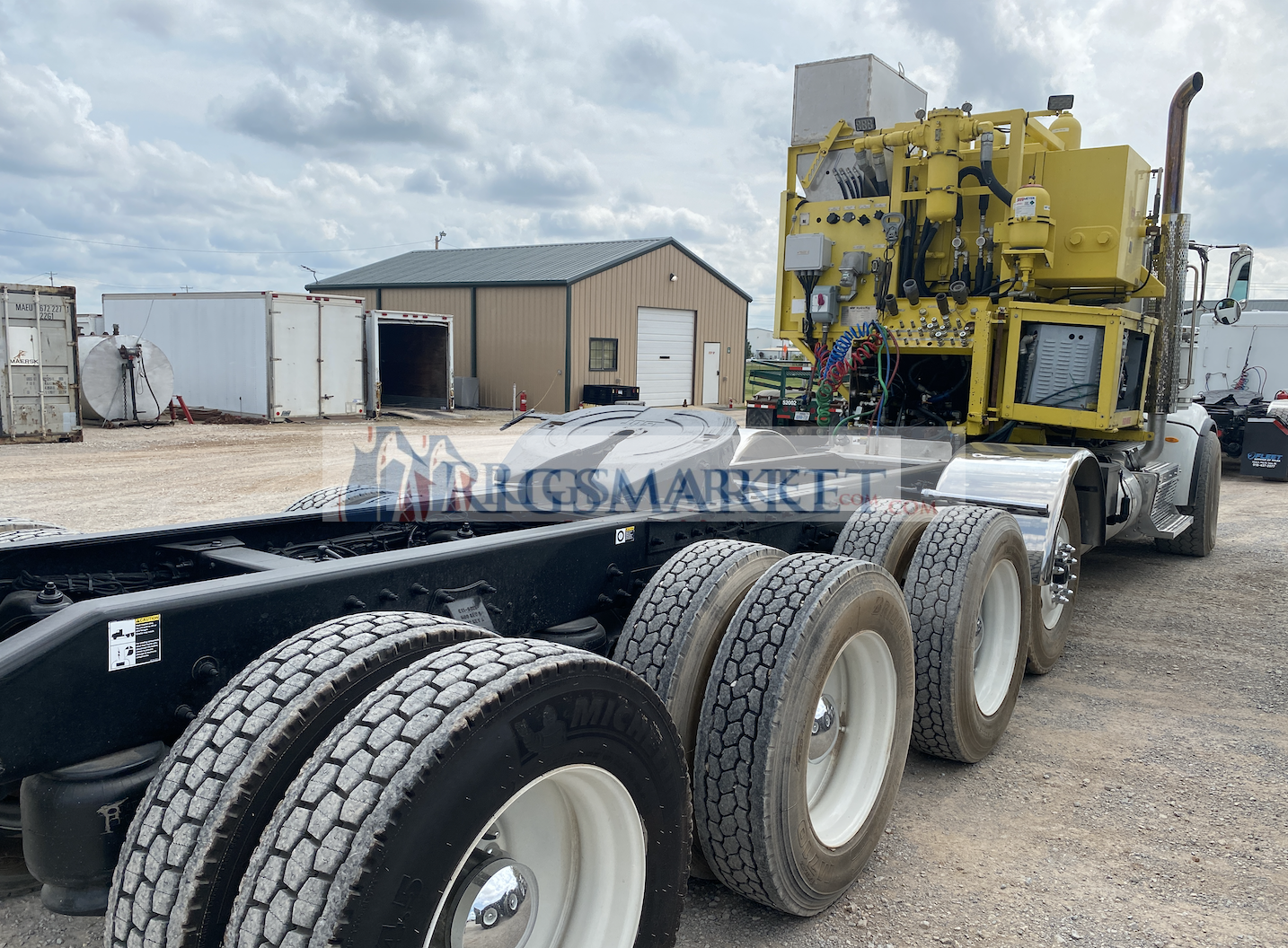 2014 Peterbilt Tridrim 367 W/ Hydro Rig Wet Kit, ISX Cummins, 500 HP, W/ Jakes, 18 Spd, Air Brakes, A/C, Cruise, Heated Mirrors, Air Ride Susp, 22.5 alum Wheels Front & 22.5 Steel Wheels Rear, 80% Rubber, 296" WB, Triple Locking Rears, 86 K GVW, White in Color, Odom reads 28581 & 11242 Hours