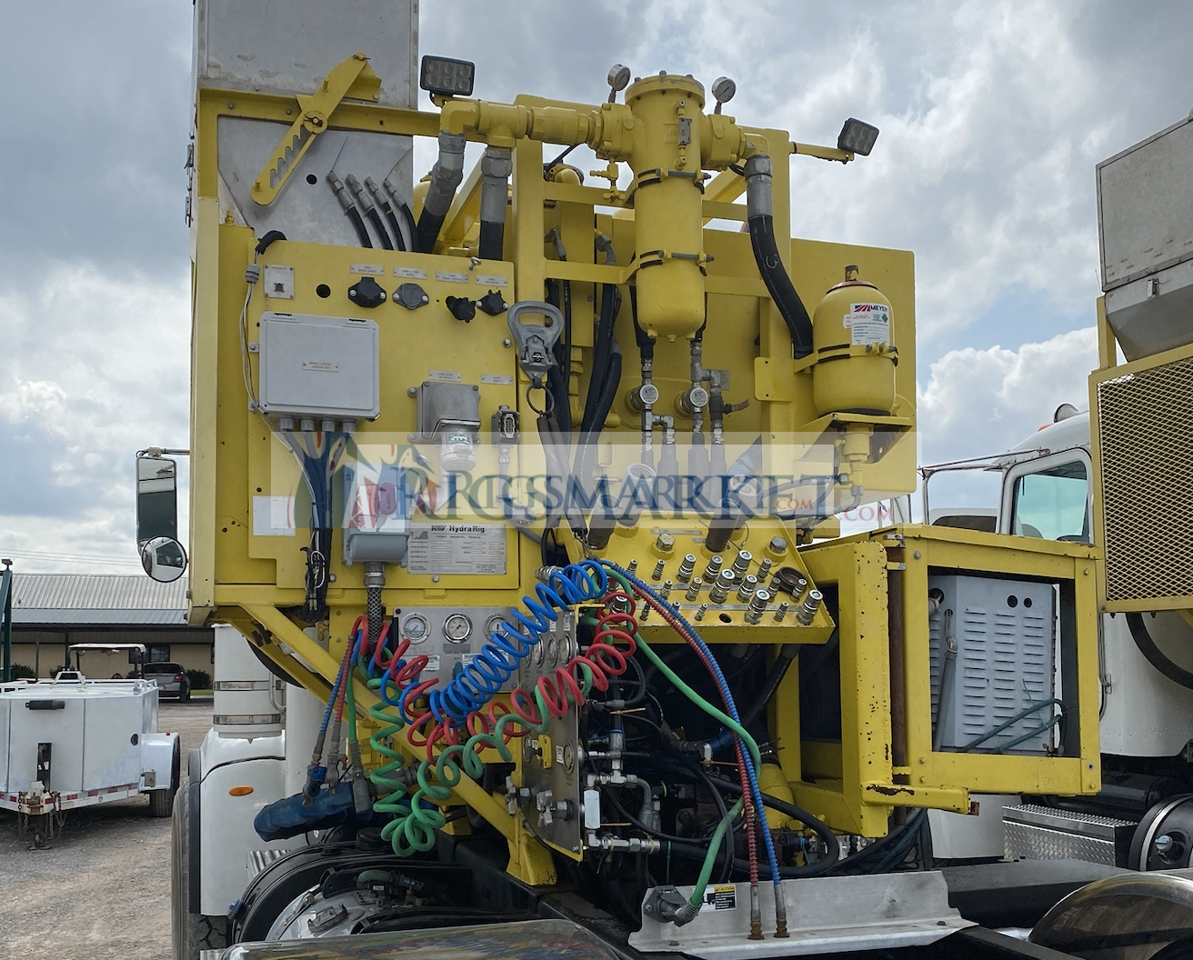 2014 Peterbilt Tridrim 367 W/ Hydro Rig Wet Kit, ISX Cummins, 500 HP, W/ Jakes, 18 Spd, Air Brakes, A/C, Cruise, Heated Mirrors, Air Ride Susp, 22.5 alum Wheels Front & 22.5 Steel Wheels Rear, 80% Rubber, 296" WB, Triple Locking Rears, 86 K GVW, White in Color, Odom reads 28581 & 11242 Hours